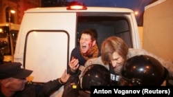 Пострадавшая при задержании на акции протеста сторонников Алексея Навального в Санкт-Петербурге, 7 октября 2017 г.