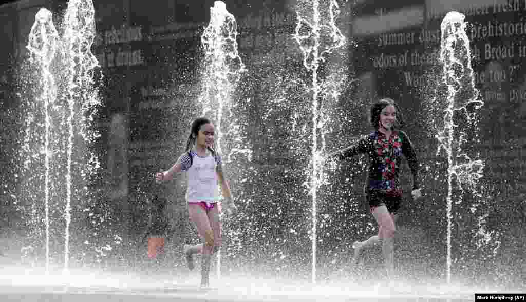 Children play on a hot day at Bicentennial Capitol Mall State Park in Nashville, Tennessee. (AP/Mark Humphrey)