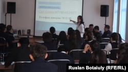 Астанадағы 38-мектептің оқушылары кітапханада "Балалар терроризмге қарсы" атты дәріс тыңдап отыр. 2 ақпан 2017 жыл.