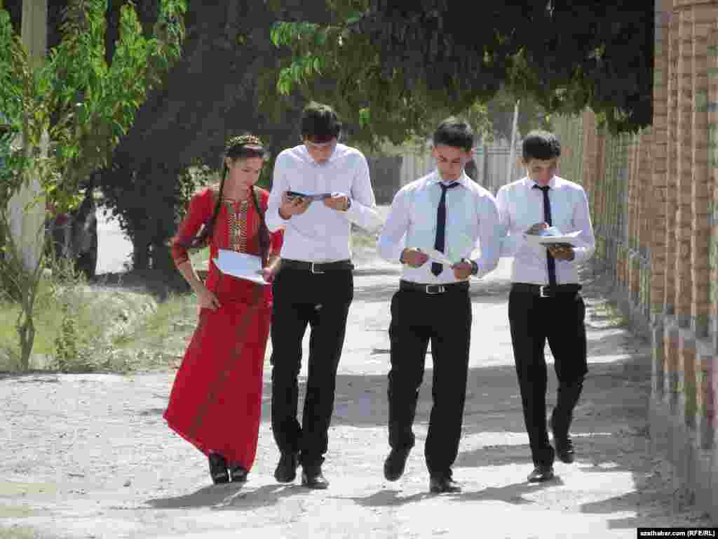 Orta mekdebi gutardyş Şahadatnamasyny alan ýaşlar