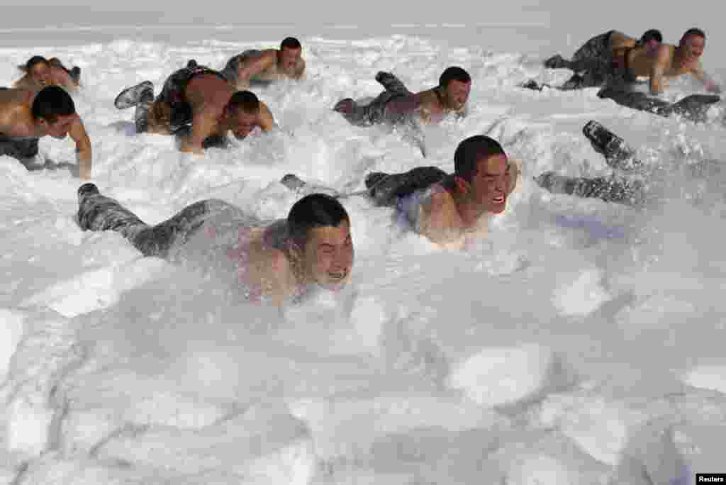 Chinese soldiers take part in winter training in temperatures below minus 10 degrees Celsius at China's border with Russia in Heihe, Heilongjiang Province. (Reuters/China Daily)