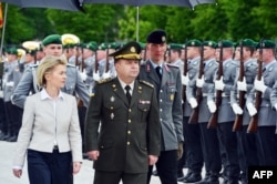 Урсула фон дер Лаєн разом із міністром оборони України Степаном Полтораком, Берлін, 16 травня 2017 року