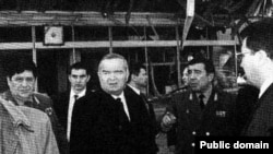 Өзбекстан президенті Ислам Каримов жарылыс болған жерді көруге келді. Ташкент, 16 ақпан 1999 жыл.