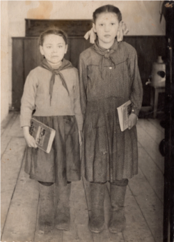 Ольга (праворуч) під час навчання у школі