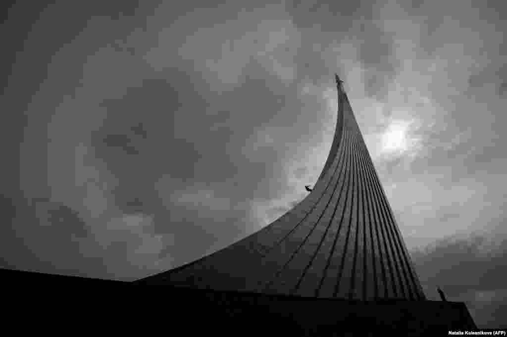 A maintenance worker climbs to clean Moscow&#39;s Monument to the Conquerors of Space on April 7. (AFP/Natalia Kolesnikova)