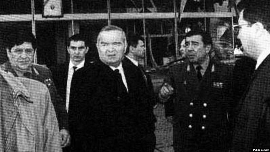 1999 йилнинг 16 февралида Тошкентда содир этилган портлашлар ортидан Каримовнинг таниқли мухолифлари¸ хусусан¸ шоир ва 1991 йилги президент сайловларидаги иккинчи номзод Муҳаммад Солиҳга қарши жиноят иши очилди¸ ўнлаб мухолифатчи қамоққа ташланди.