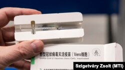 A kínai Sinopharm koronavírus elleni vakcinája a Hungaropharma budapesti logisztikai központjában 2021. március 8-án