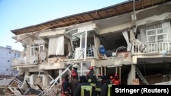 Spasilačke ekipe na mjestu zemljotresa u Elazigu u Turskoj