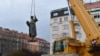 Демонтаж памятника маршалу Коневу в Праге, 3 апреля 2020 года