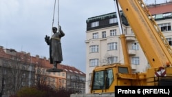 Демонтаж памятника маршалу Коневу в Праге, март 2020