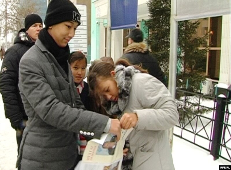 Дети Мухтара Джакишева возле здания суда. Астана, 5 января 2010 года
