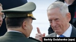 Міністри оборони України та США Степан Полторак (л) та Джим Маттіс зустрічалися 24 серпня 2017 року в Києві