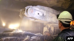 A miner works on the extraction of diamond ore outside the town of Mirny, Russia. (file photo)