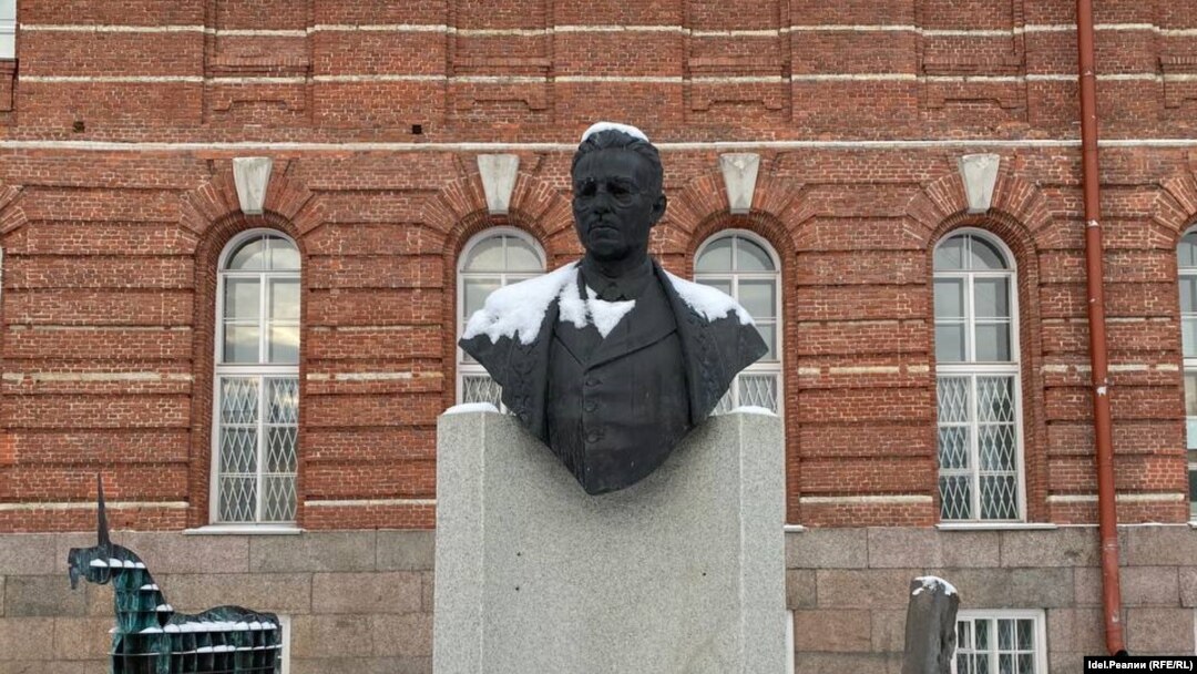 Петербур университеты ишегалдындагы Зәки Вәлиди һәйкәлен алып куйдылар