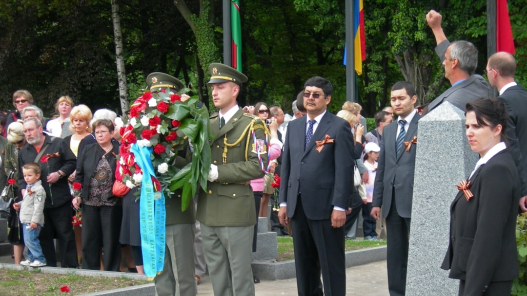 Төрт аяқта тұрған семіз әйелдің суреті. Әйел денесі, қынап