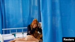آرشیف - یک فرد مبتلا به ویروس کرونا در شفاخانه افغان جاپان در شهر کابل