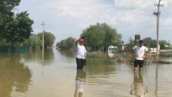 Тасқын су алған Өргебас ауылында тұрған адамдар. Түркістан облысы, Мақтарал ауданы, 3 мамыр 2020 жыл.