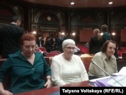 Евгения Шашева, Алиса Мейсснер и Елизавета Михайлова на заседании Конституционного суда