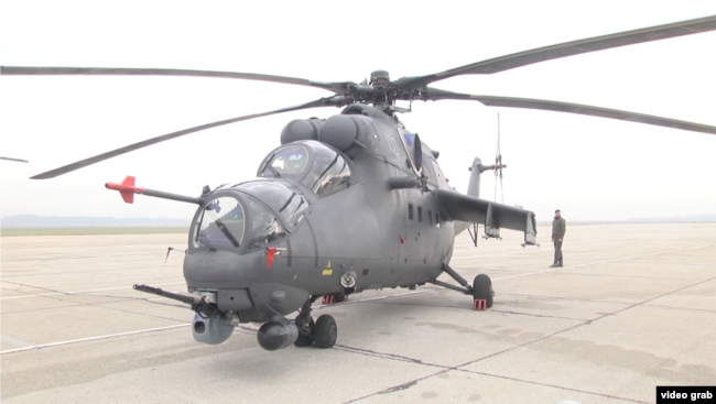 Një nga helikopterët Mi-35 i blerë nga Serbia nga Rusia