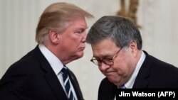 Donald Trump (solda) və William Barr (sağda)