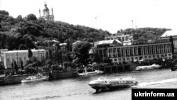 За радянських часів річкові пасажирські перевезення були надзвичайно популярні. Найвідоміші були судна на підводних крилах «Ракета», використовували «Метеори» (попереду) чи «Восходи» (с). Київський річковий вокзал (Поштова площа) і його причали. Фото Валерія Соловйова. 1988 рік