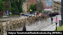 У марші взяли участь ветерани війни, які отримали поранення, військовослужбовці, молодіжні організації, рідні військових 