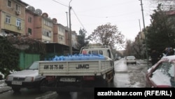 Жители Ашхабада зачастую покупают питьевую воду. Ашхабад (Фото из архива) 