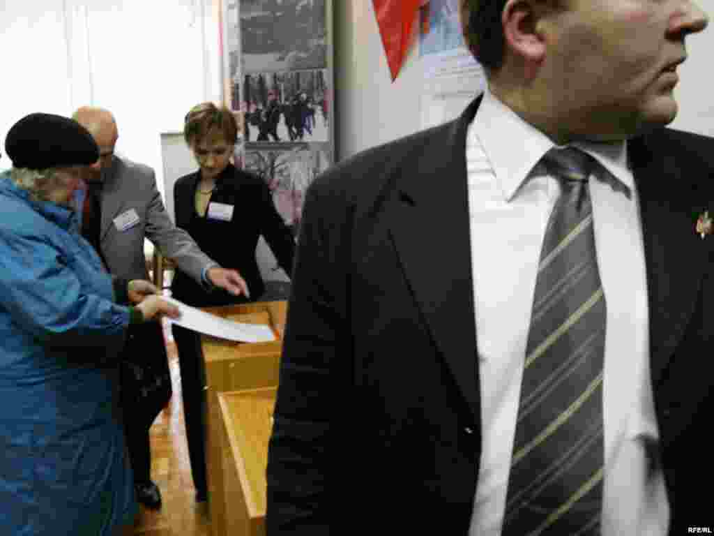 Первые посетители избирательных участков. Москва, 2 декабря 2007 года