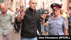 Полицей Удальцовты тұтқындауға келе жатыр. Мәскеу, 29 тамыз 2011 жыл.