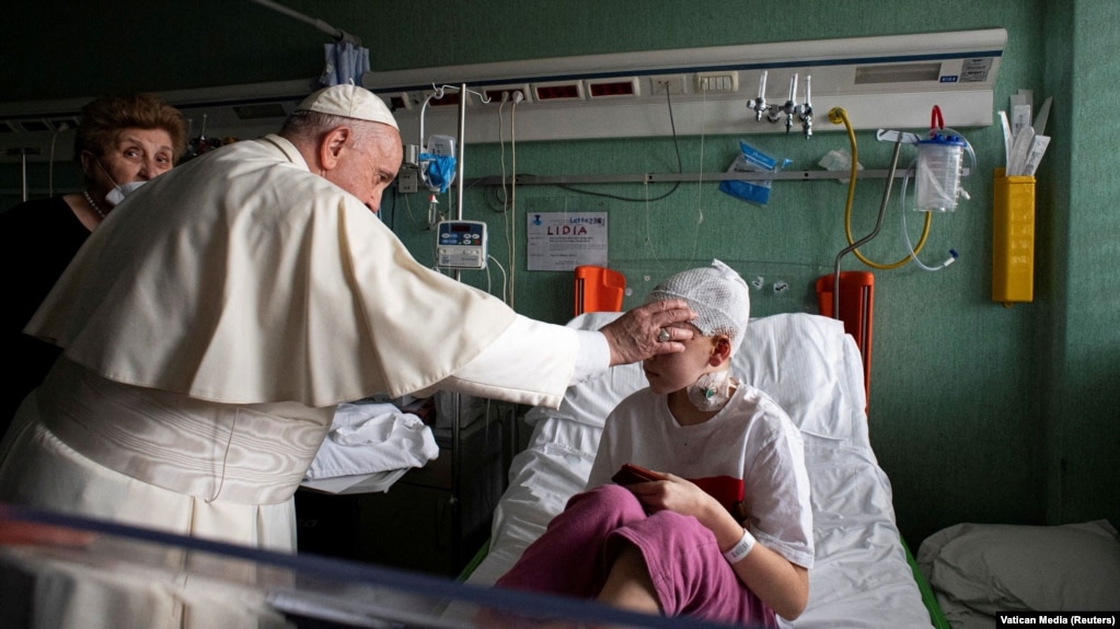 Папа Римський Франциск під час відвідання дитячої лікарні в столиці Італії благословляє поранену дитину, яка втекла від російського вторгнення в Україну. Рим, Італія, 19 березня 2022 року