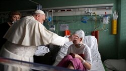 Papa Francisc binecuvântează un copil rănit care a fugit de invazia rusă din Ucraina, în timpul unei vizite la Spitalul de copii Bambino Gesu din Roma, Italia, 19 martie 2022.