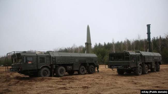Automjete luftarake nga sistemi raketor Iskander në një vend stërvitjeje ushtarake në Osipovichi. 1 shkurt 2023