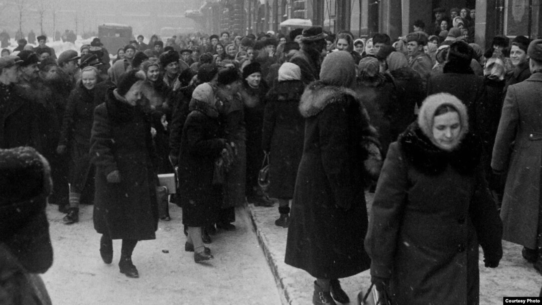Очередь за билетами на спектакль «Порги Бесс». Ленинград, декабрь 1955 года. Здесь и далее - фото Эда Кларка © Time Inc.