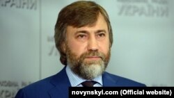 Новинський виїжджав із території Офісу на автомобілі з номерними знаками, які закріплені за іншим авто (так звані номери прикриття), повідомляють журналісти програми «Схеми»
