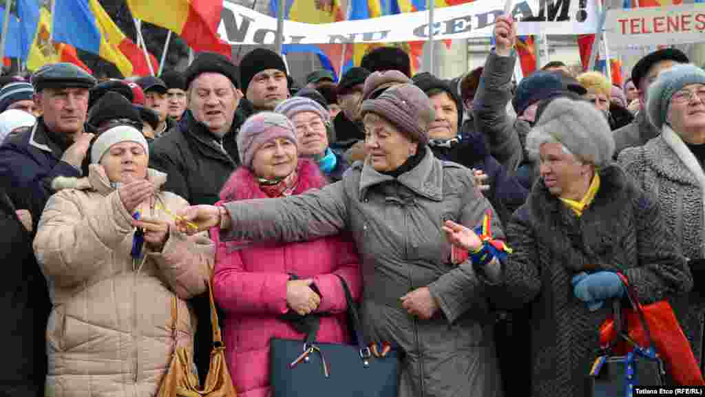 Mai mulți protestatari ai Platformei DA au aprins lumânări odată cu începerea acțiunii de pichetare