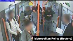 Ahmed Hassan în metro, stația Parsons Green, Londra, 15 septembrie 2017.