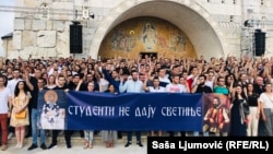 Studenti okupljeni oko "Studentske inicijative za odbranu svetinja" na molebanu u Podgorici, 28. jun