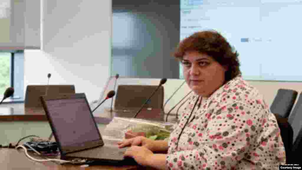 Xədicə İsmayıl Praqada AzadlıqRadiosunun baş ofisində. 30 may 2013-cü il. 