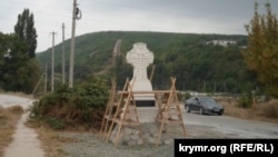 Крым, поклонный крест на месте старого крымскотатарского кладбища, фото от 20 августа 2014 года 