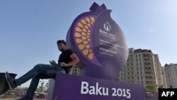 În faţa orăşelului sportivilor la Baku, 10 iunie 2015