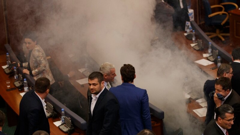 Косоводо оппозиция чек ара келишимин өткөрбөө үчүн парламентте газ чачты 
