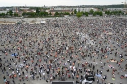Демонстрація в Німеччині проти обмежувальних заходів під час пандемії коронавірусу. Штутгард, 9 травня 2020 року