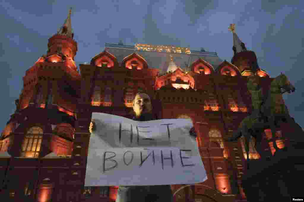 Як мард дар шаҳри Маскав бар зидди ҷанг дар шарқи Украина эътироз мекунад.