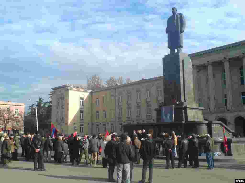 Такий був пам’ятник Сталіну на центральній площі Сталіна в Горі, фото 2009 року