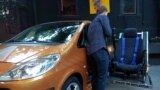 Cum e să fii într-un scaun rulant şi să conduci o maşină?