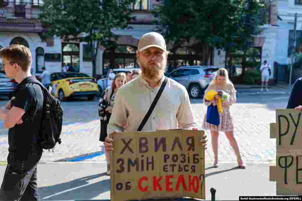 Чоловік тримає банер з написом, де є згадка про полк «Скеля».23 червня видання «Бабель» опублікувало матеріал, у якому, серед іншого, йдеться, що за останні пів року в навчальних центрах «Скелі» було 26 смертельних випадків. Більшість із померлих чоловіків не пробула в полку й місяця, а офіційна причина смерті здебільшого – пневмонія. Крім того, журналісти повідомили про систематичні катування і побиття в полку. Зараз триває розслідування щодо достовірності цих тверджень