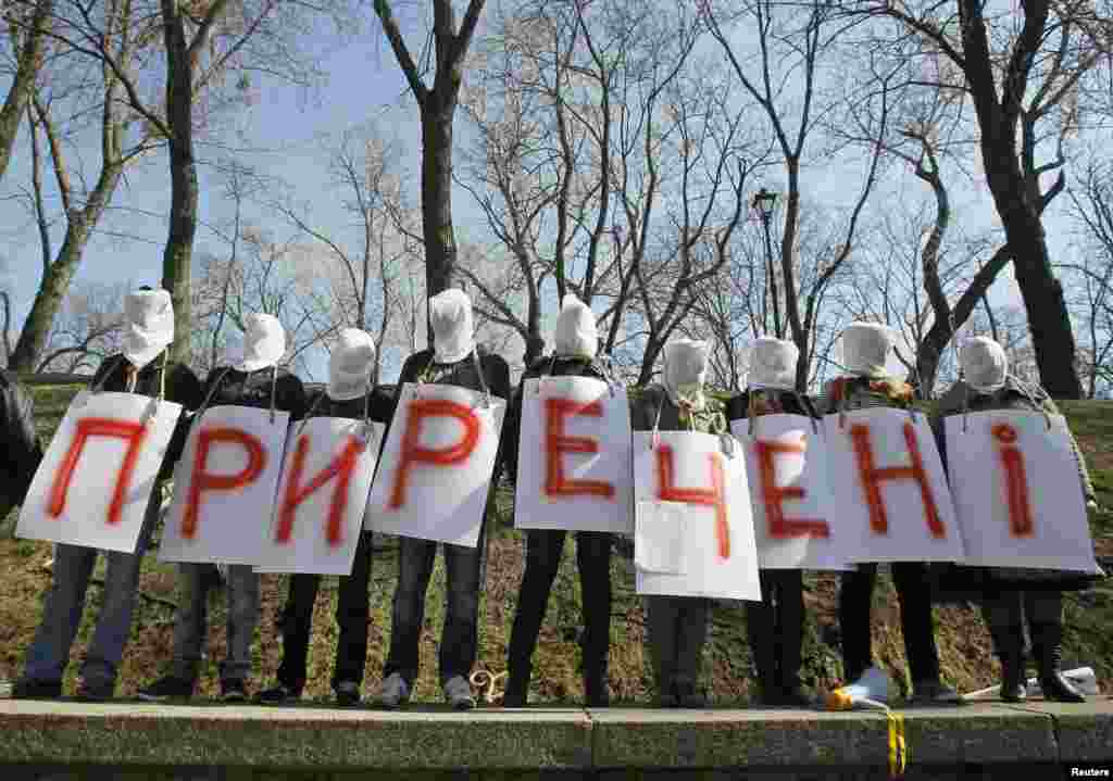 Ukrainians suffering from infectious diseases such as HIV/AIDS, tuberculosis, and hepatitis take part in a rally in front of cabinet of ministers building in Kyiv. (Reuters/Gleb Garanich)