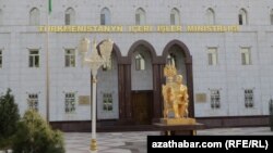 Памятник бывшему президенту Туркменистана Сапармурату Ниязову на улице Магтымгулы, Ашгабат.
