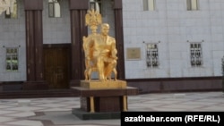 Памятник бывшему президенту Туркменистана Сапармурату Ниязову на улице Магтымгулы, Ашгабат.