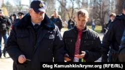 Олександр Кравченко під час затримання на акції пам'яті Шевченка. Сімферополь, 9 березня 2014 року